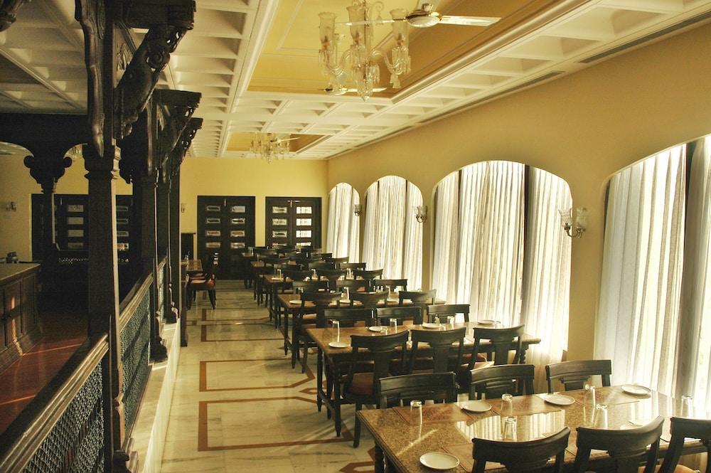โรงแรมฮิลท็อป พาเลซ อุเดเปอร์ ร้านอาหาร รูปภาพ